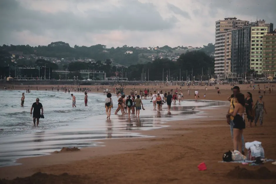 A summer evening on San Lorenzo beach, Gijón