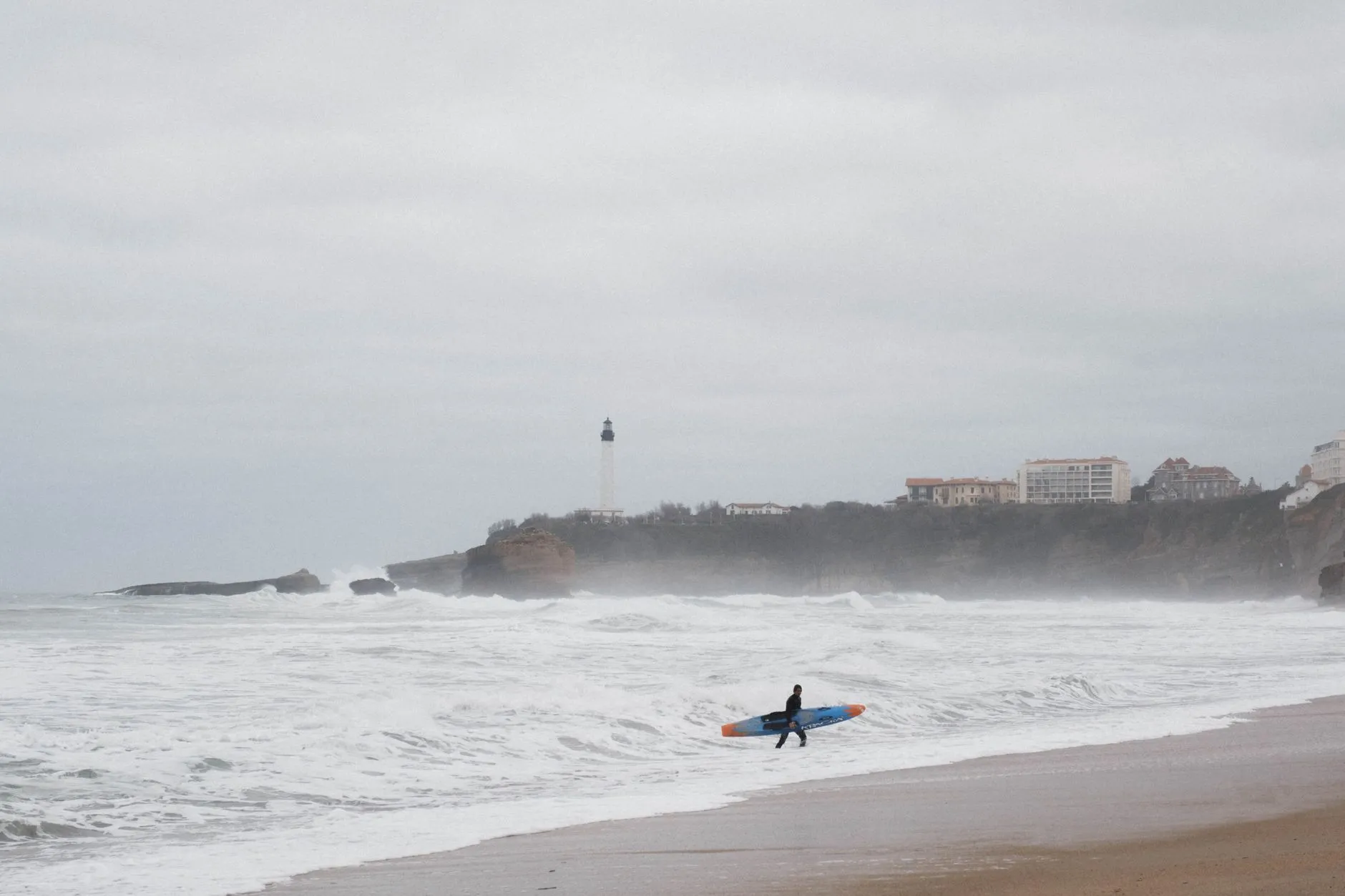 Verso l'acqua sotto il faro di Biarritz