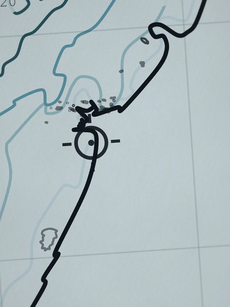 Close-up of the Côte des Basques peak and the depth contours around it