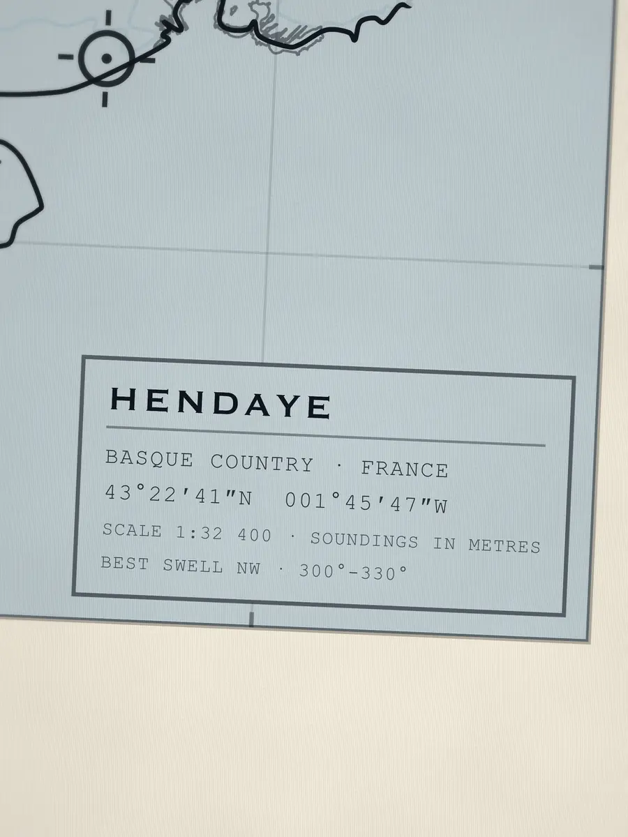Close-up of the Hendaye title block: coordinates, scale and best swell