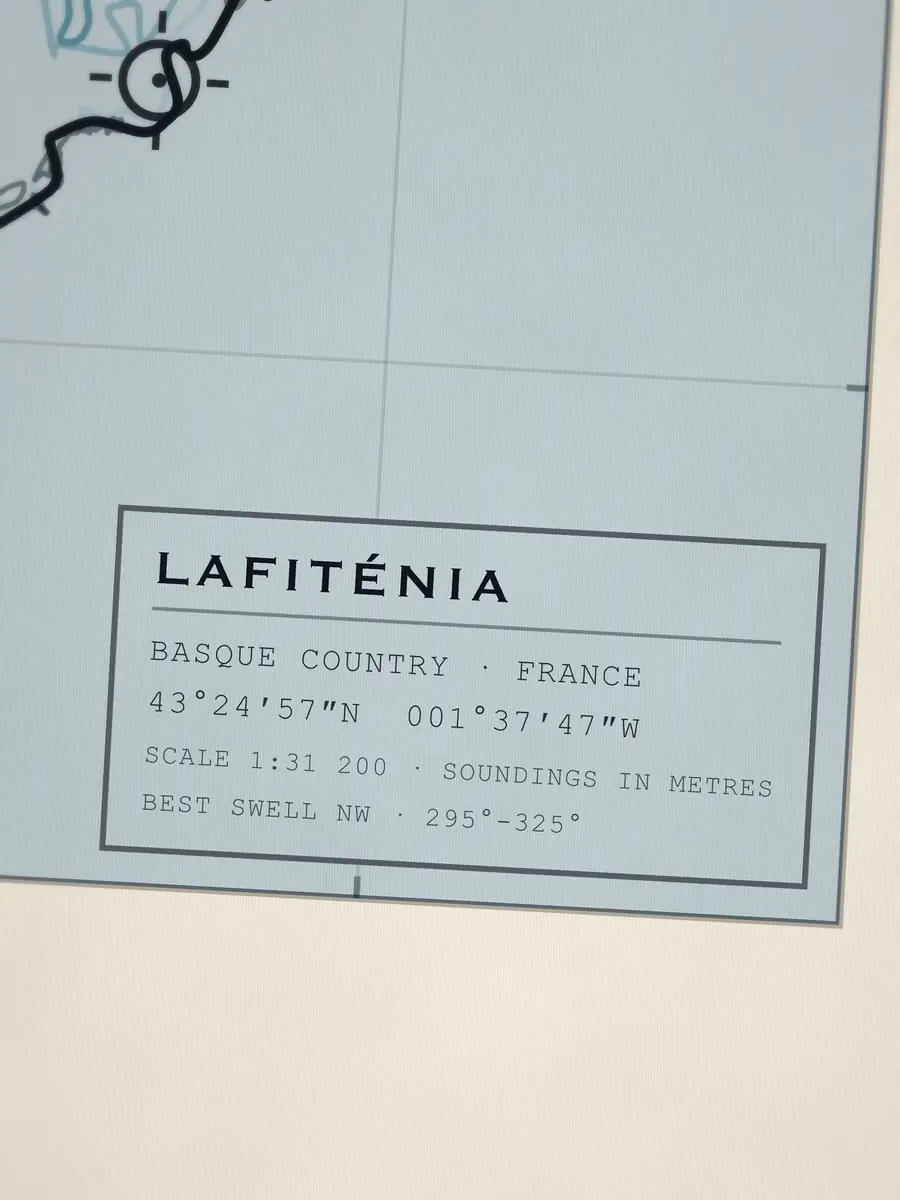Gros plan sur le cartouche de Lafiténia : coordonnées, échelle et meilleure houle
