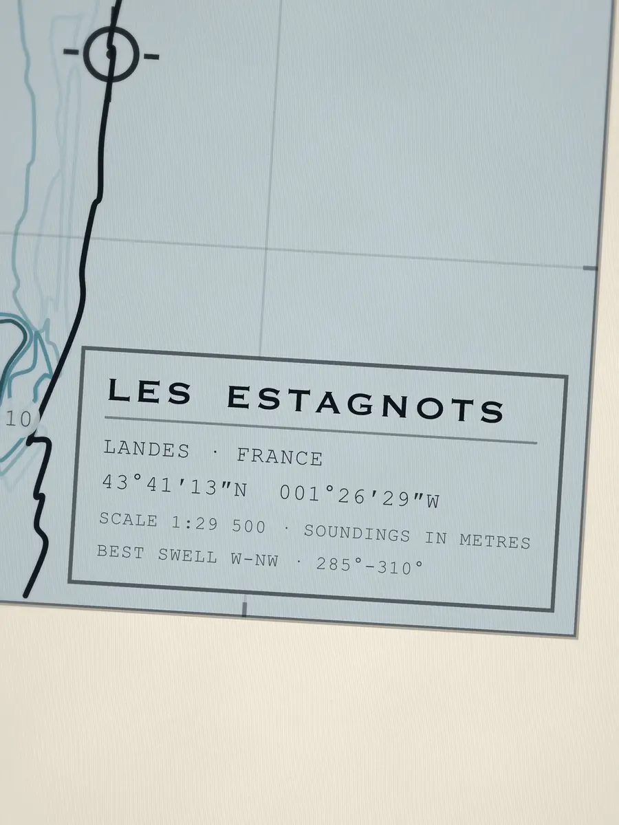Close-up of the Les Estagnots title block: coordinates, scale and best swell