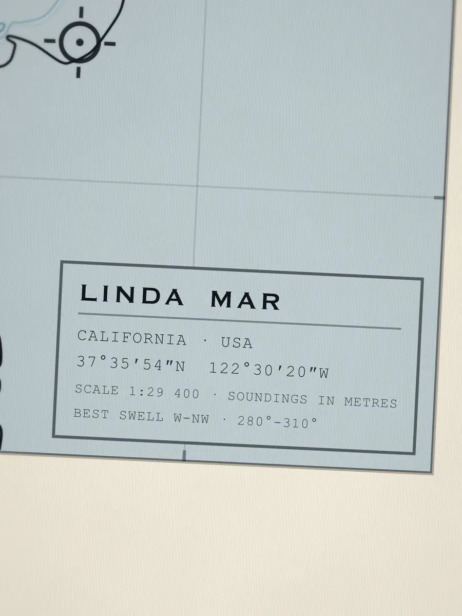 Gros plan sur le cartouche de Linda Mar : coordonnées, échelle et meilleure houle