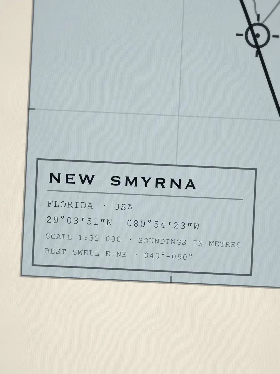 Gros plan sur le cartouche de New Smyrna : coordonnées, échelle et meilleure houle