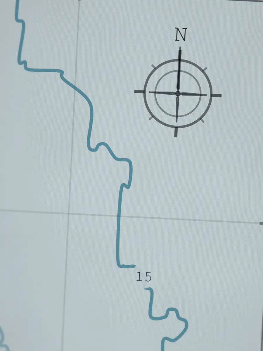 Primer plano de la rosa de los vientos de Sebastian Inlet, impresa en el algodón
