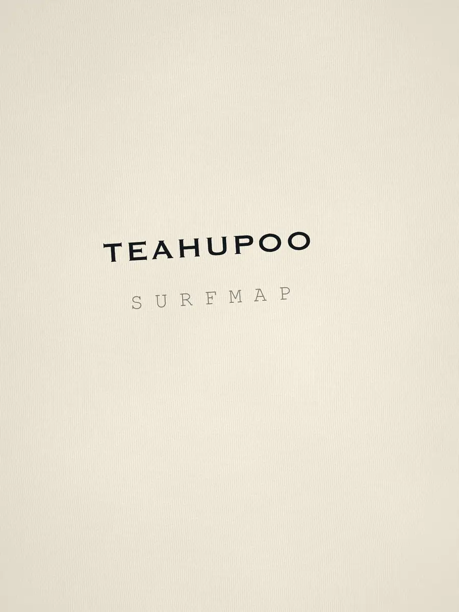 Nahaufnahme des Namens Teahupoo auf dem Herzen