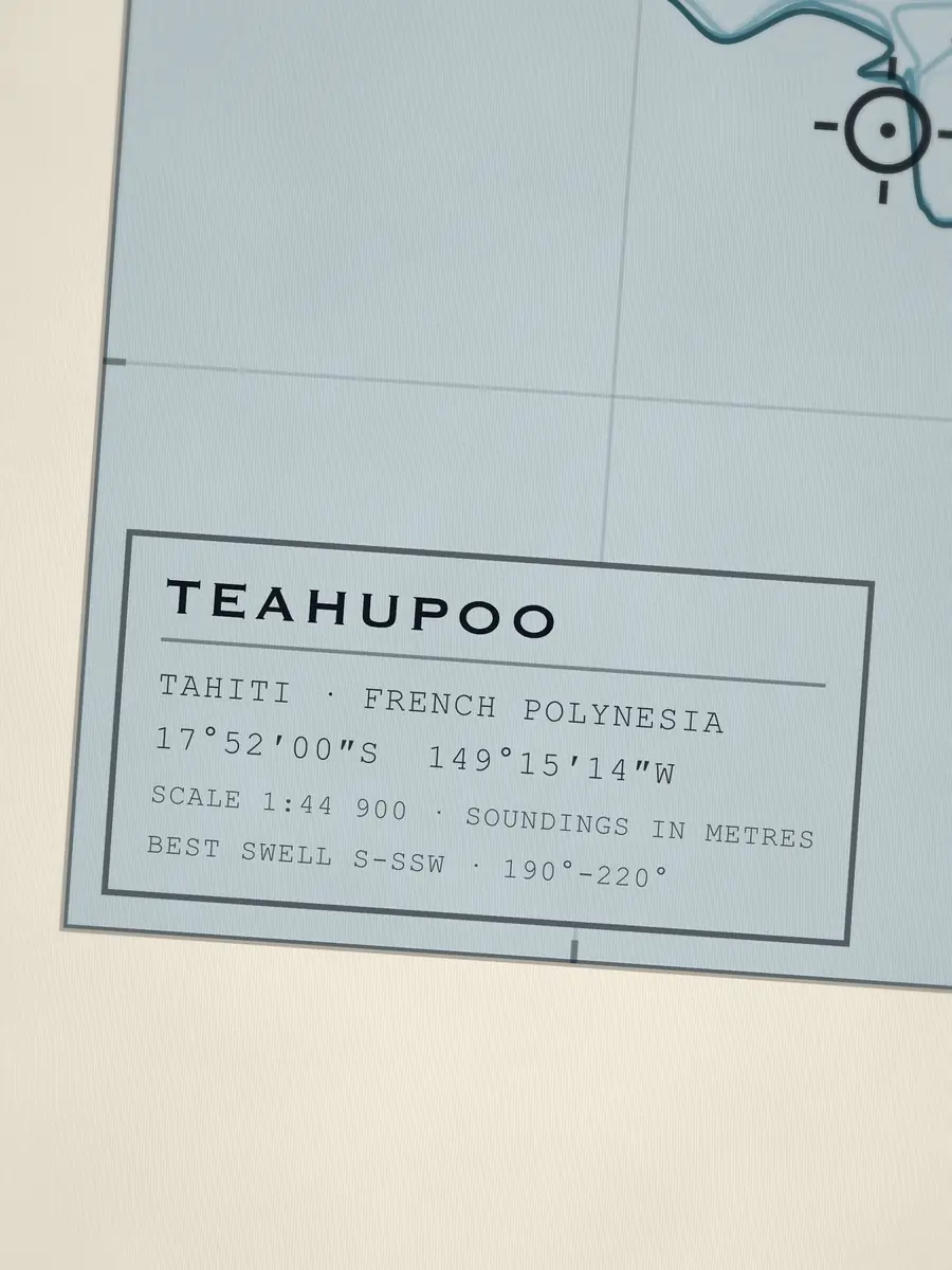 Nahaufnahme des Titelblocks von Teahupoo: Koordinaten, Maßstab und bester Swell