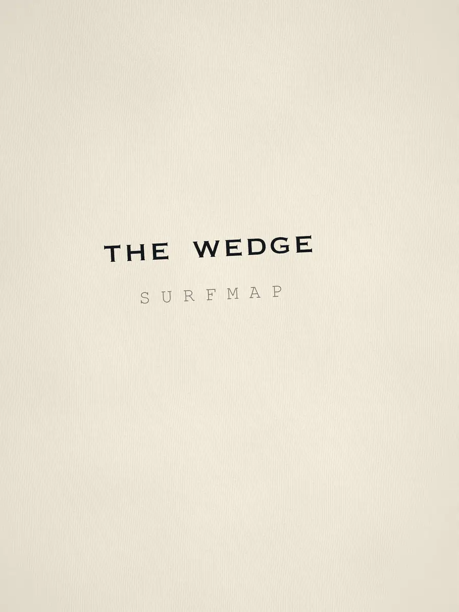 Primer plano del nombre The Wedge impreso sobre el corazón